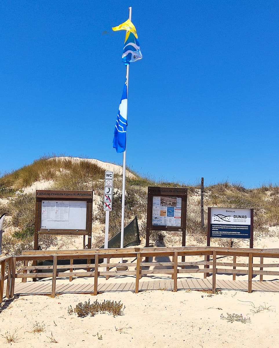 Cova da Alfarroba beach, Portugal Cova da Alfarroba beach, Portugal
